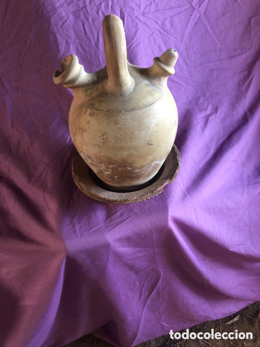 Antig&uuml;edades: ANTIGUO BOTIJO DE BARRO POPULAR CON PLATO PARA REPOSO