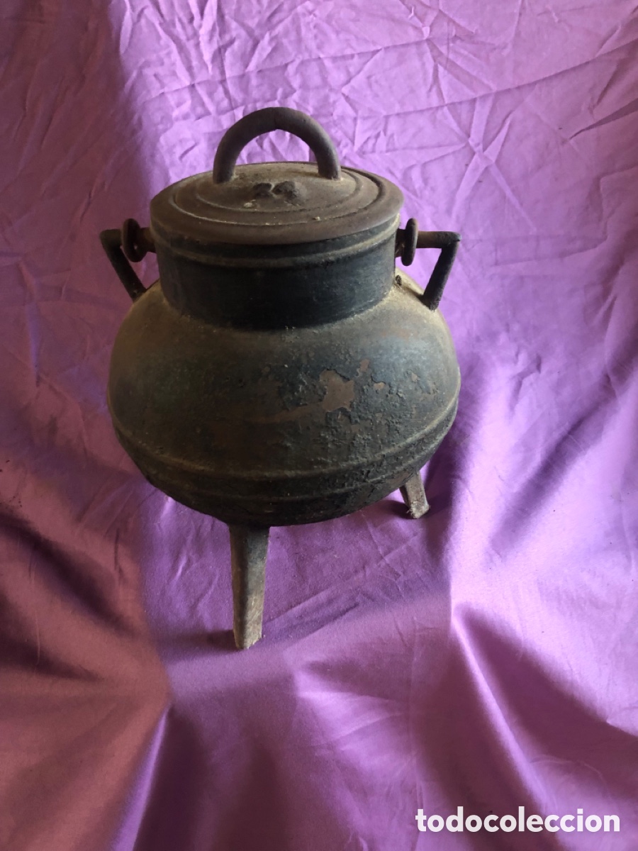 Antig&uuml;edades: ANTIGUO POTE-OLLA DE HIERRO FUNDIDO CON TRES PATAS, TAPA ORIGINAL