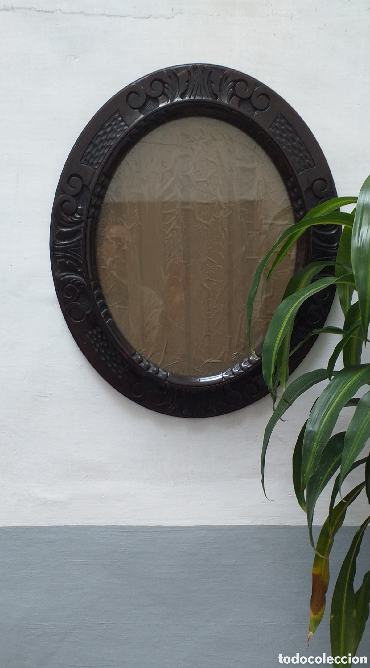 Antig&uuml;edades: Marco antiguo ovalado tallado en madera de caoba