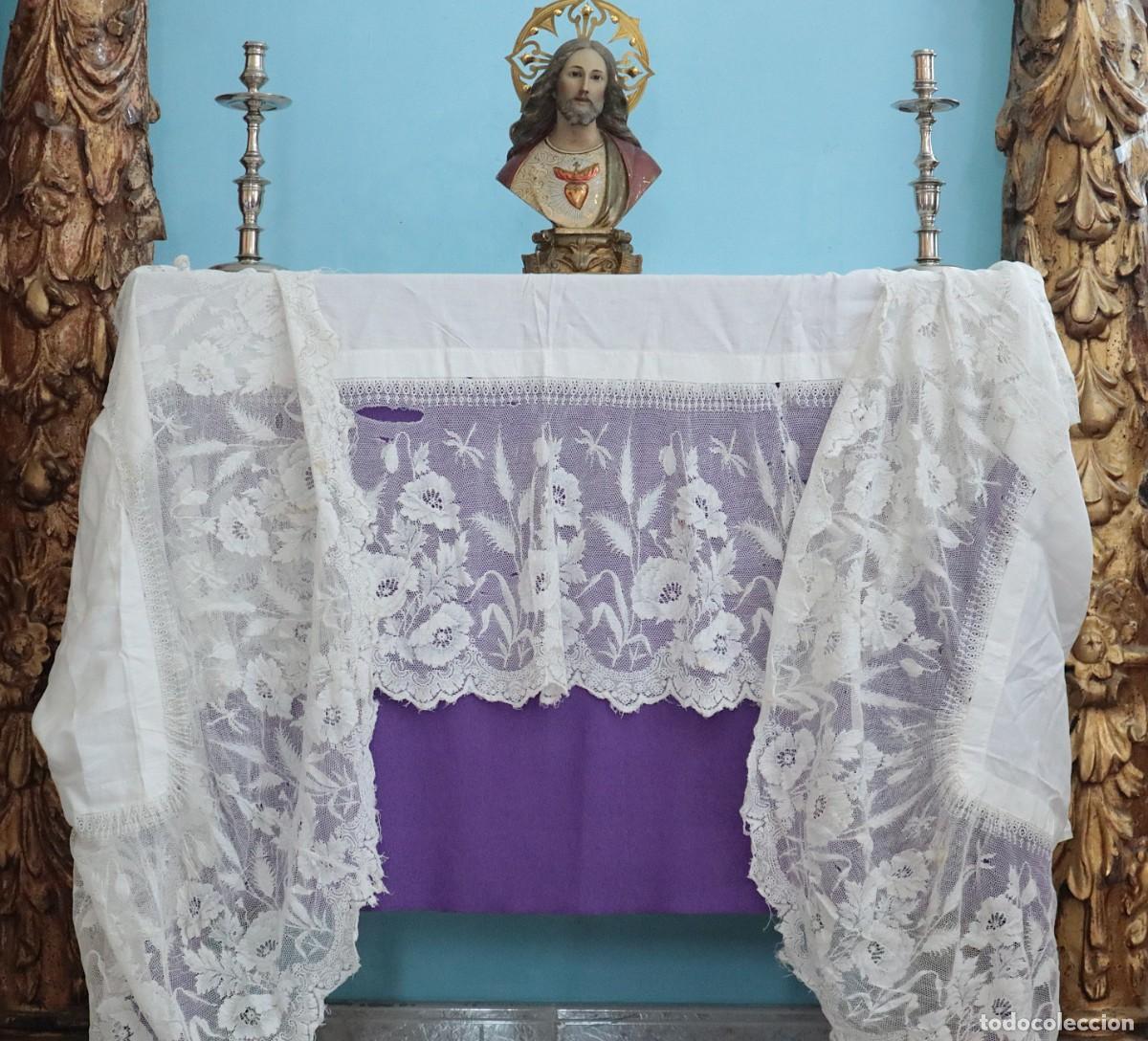 Antig&uuml;edades: Mantel de altar (con faltas) confeccionado en lino y encajes religiosos. Pps. S. XX.