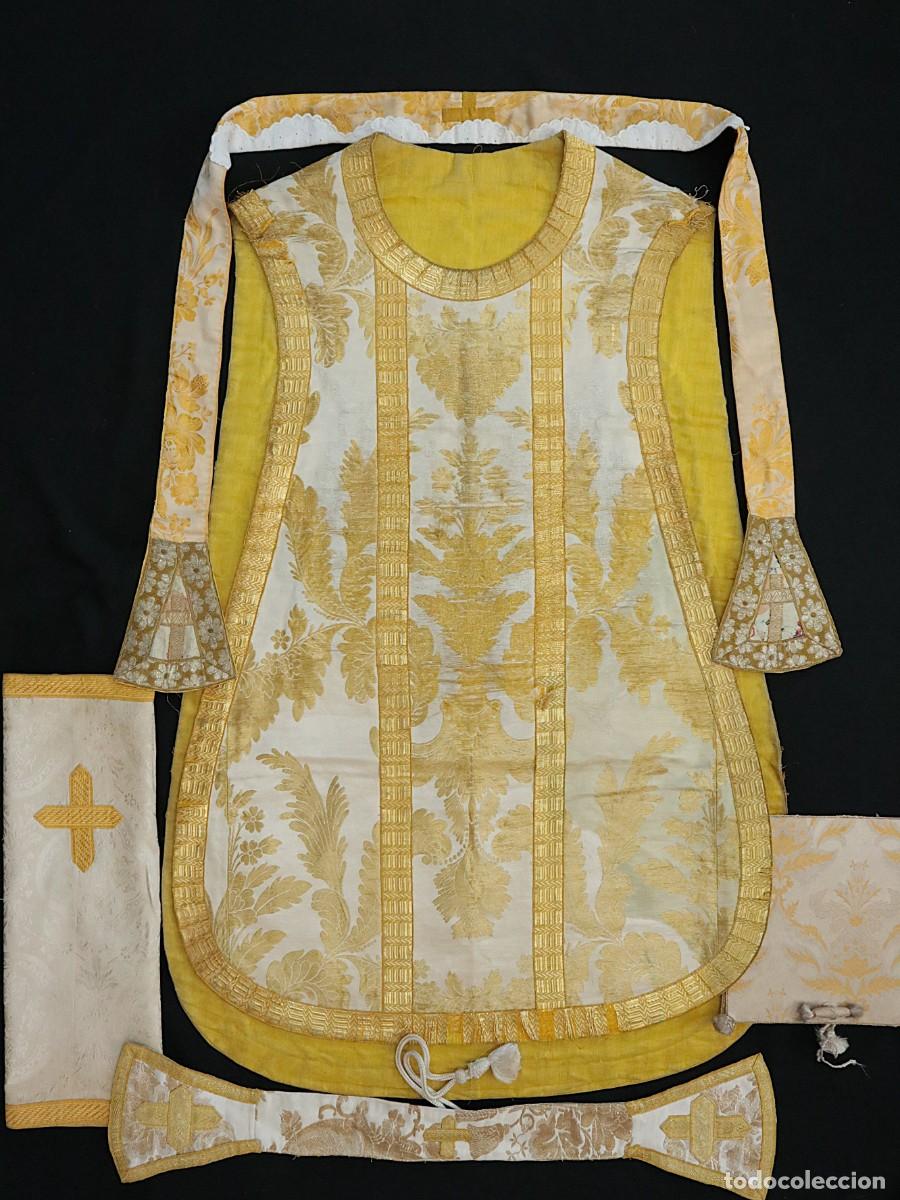 Antig&uuml;edades: Casulla (con faltas) y complementos confeccionada en seda brocada con hilo de oro. Hacia 1900.