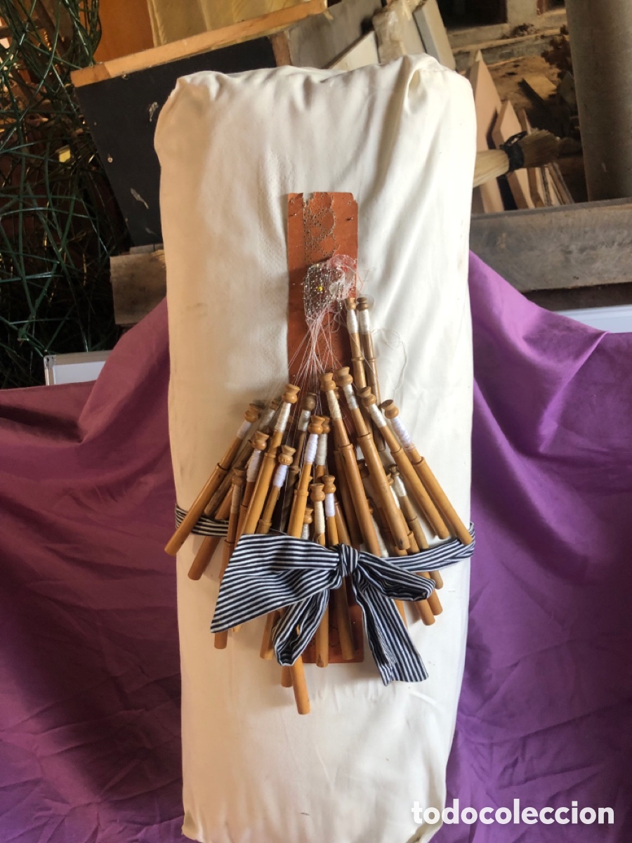 Antig&uuml;edades: Antiguo Coj&iacute;n Bolillero con Bolillos-