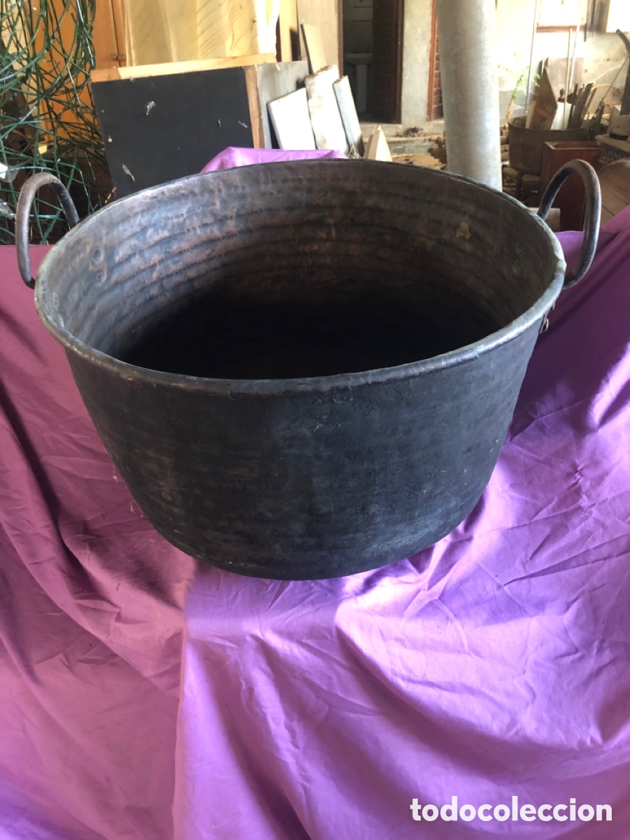 Antig&uuml;edades: Antiguo caldera de cobre siglo XIX de matanza 61 cm diametro, repujado artesanal con asas de forja