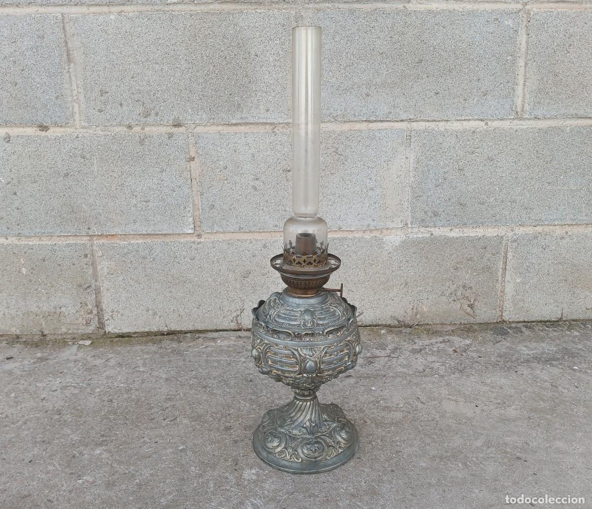 Antig&uuml;edades: Quinqu&eacute; antiguo bronce s.XIX. L&aacute;mpara antigua sobremesa.