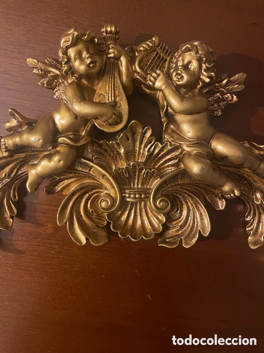 Antig&uuml;edades: Delicado penacho o cornisa de &aacute;ngeles dorado.