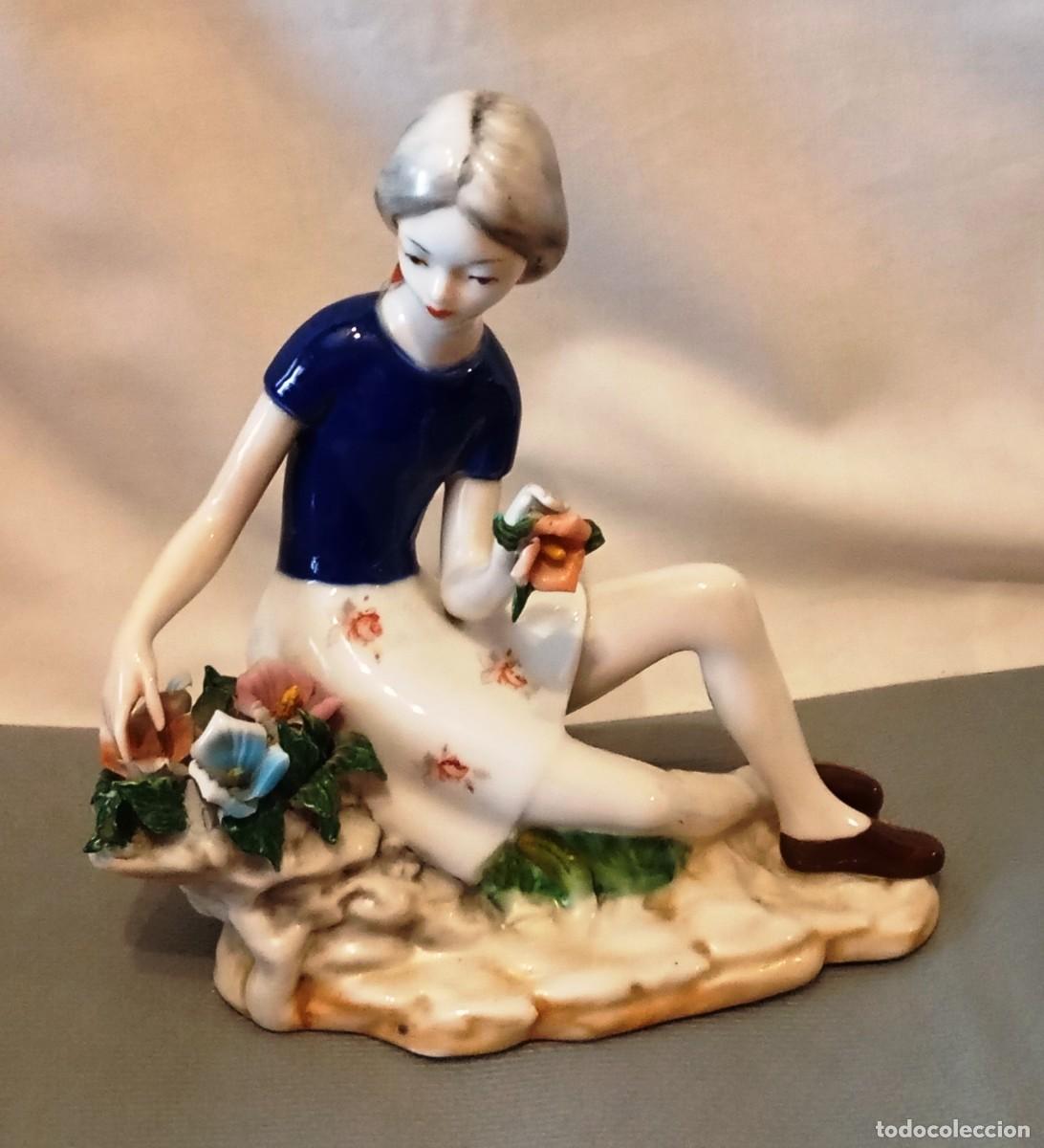Antig&uuml;edades: Antigua figura porcelana Suima mujer flores. Preciosa figura antigua de porcelana de la marca Suima.