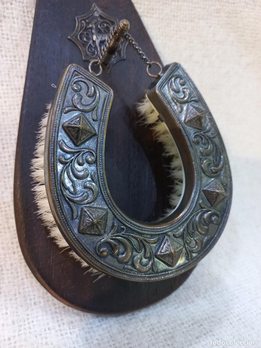 Antig&uuml;edades: CEPILLO &uml;HERRADURA&uml; madera y lat&oacute;n (colgar)