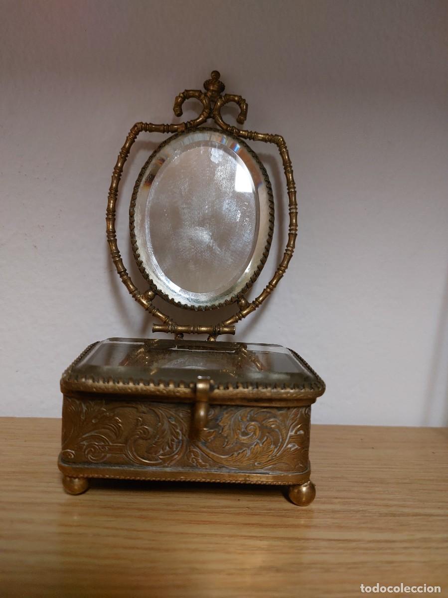 Antig&uuml;edades: antiguo joyero caja con espejo y cristal biselado capiton&eacute; . metalica . Rotura ver fotos