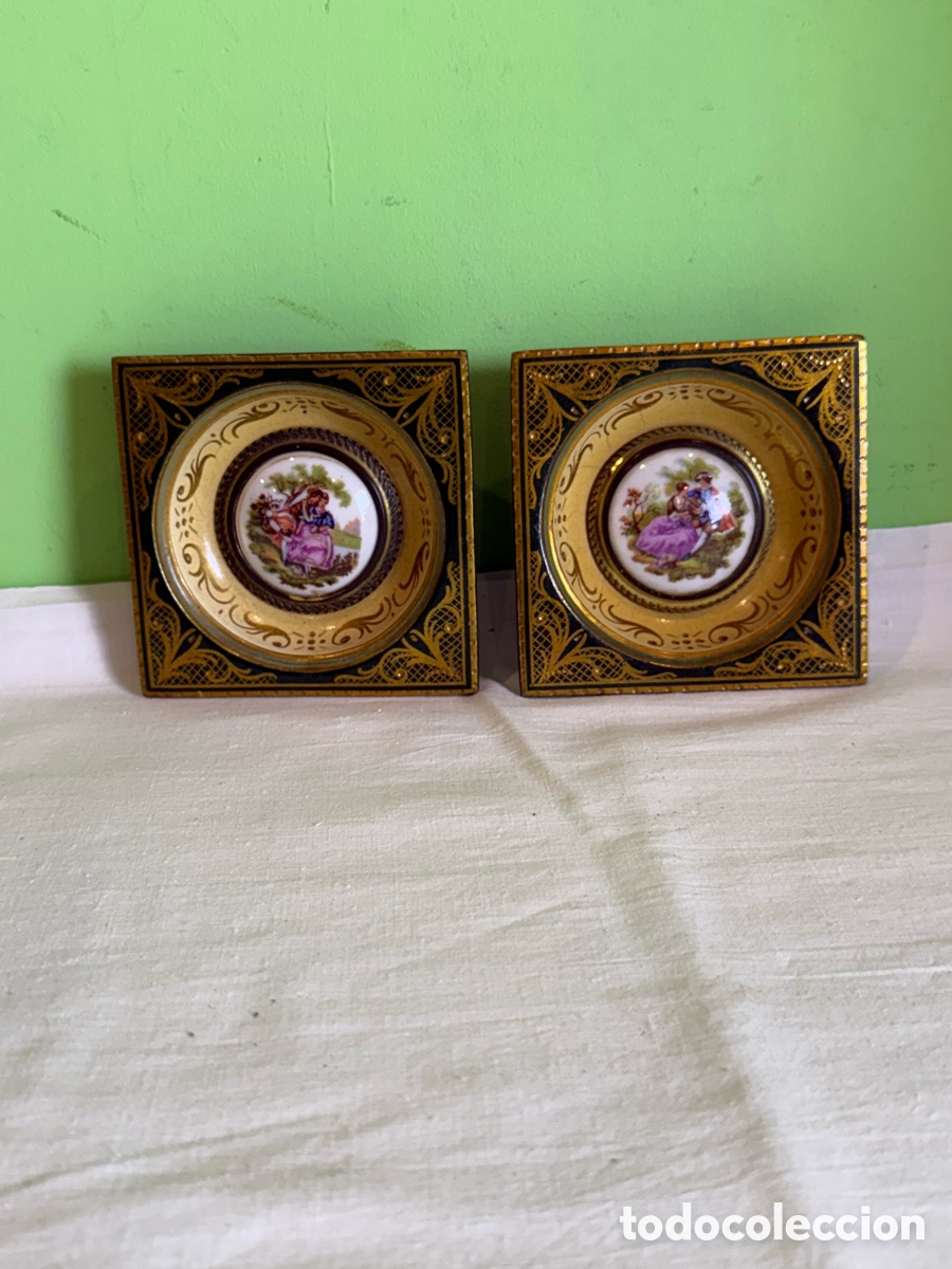 Antig&uuml;edades: Pareja Cuadros Porcelana Limoges Francia iniciales Siglo XX Miniaturas Doradas Bajo Cristal