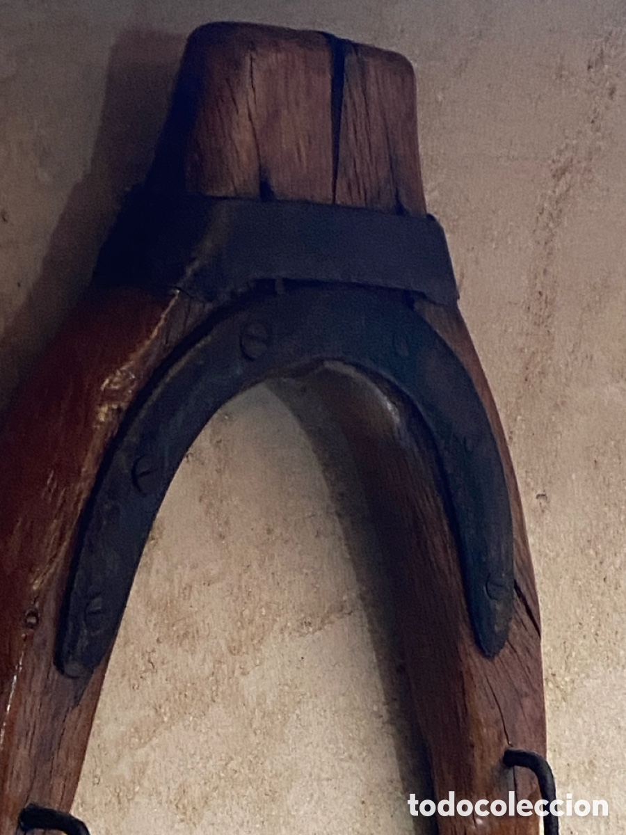 Antig&uuml;edades: Antiguo collar&iacute;n de madera y hierro - Foto 5