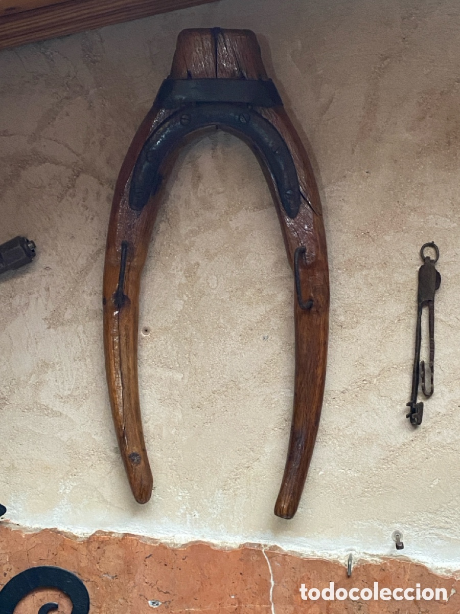 Antig&uuml;edades: Antiguo collar&iacute;n de madera y hierro - Foto 6