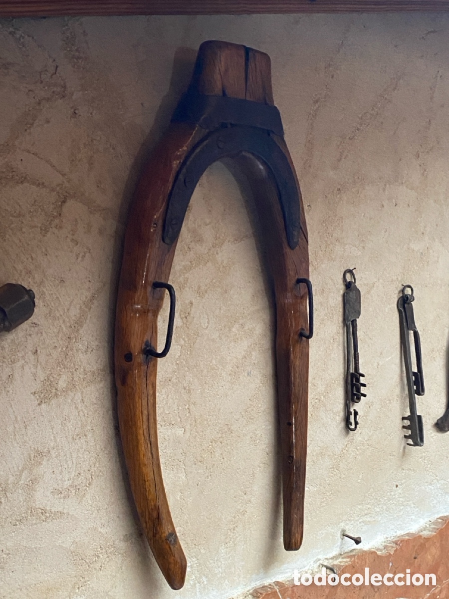 Antig&uuml;edades: Antiguo collar&iacute;n de madera y hierro - Foto 8
