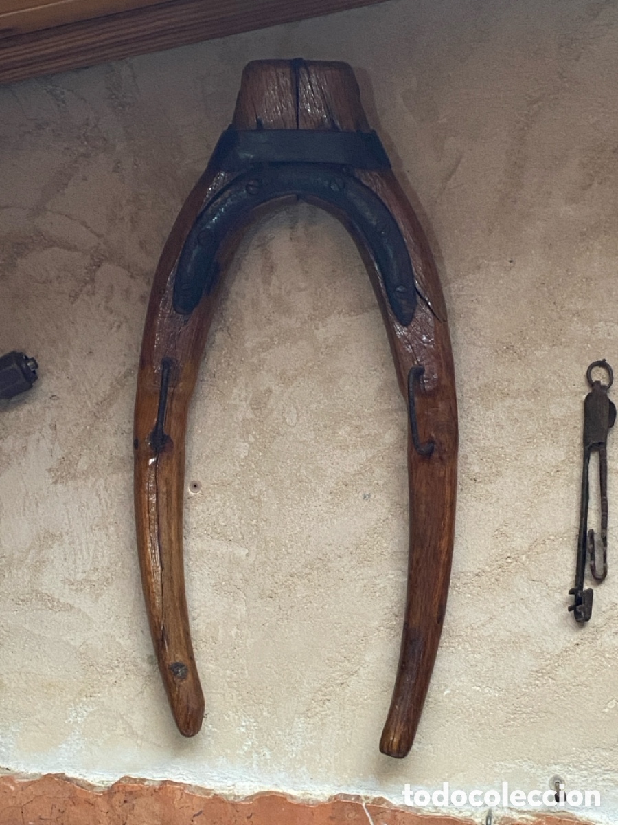 Antig&uuml;edades: Antiguo collar&iacute;n de madera y hierro - Foto 13