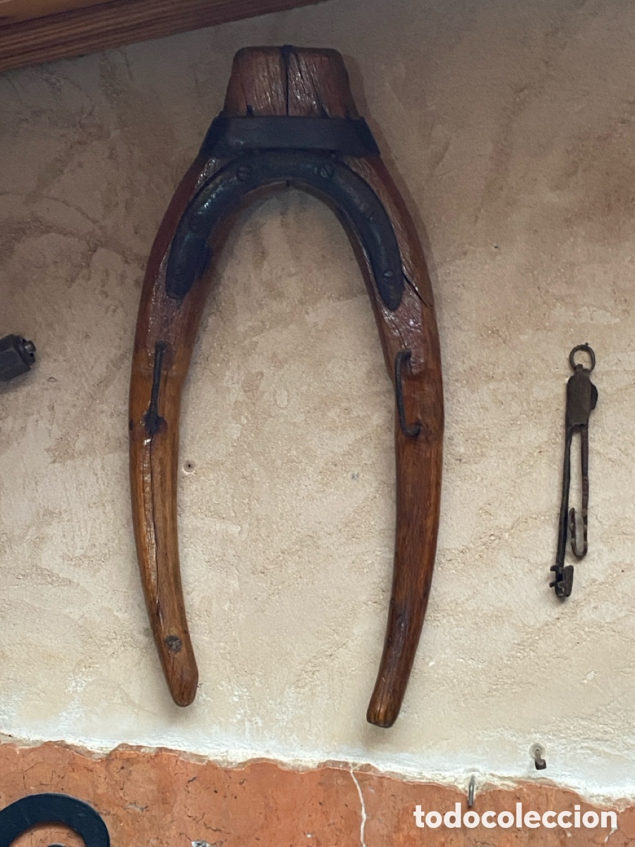 Antig&uuml;edades: Antiguo collar&iacute;n de madera y hierro - Foto 1