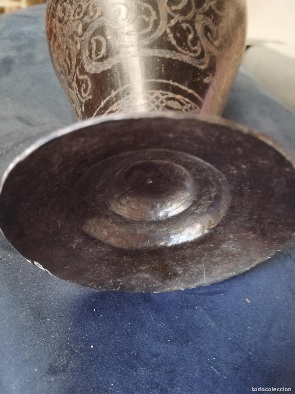 Antig&uuml;edades: jarron de metal antiguo con dibujos - Foto 4