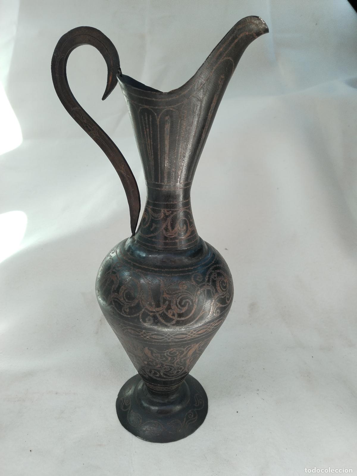 Antig&uuml;edades: jarron de metal antiguo con dibujos