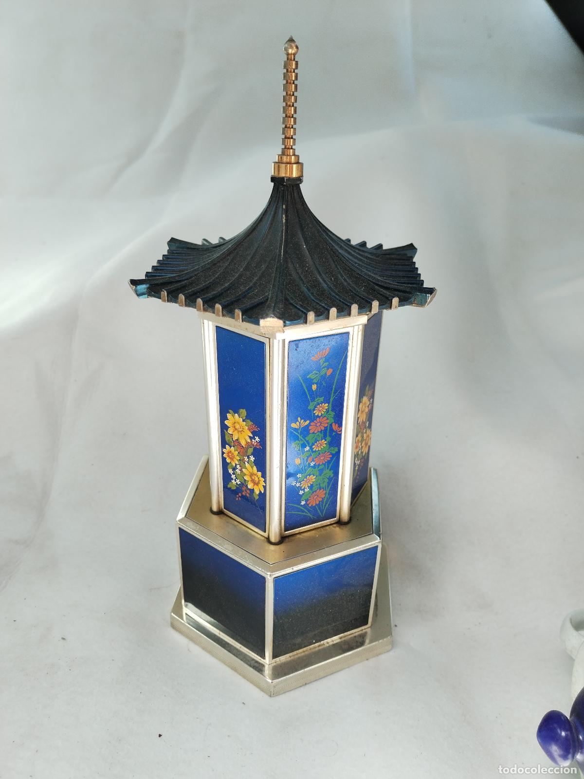 Antig&uuml;edades: pagoda, caja de cigarros, carrusel, caja de musica giratoria