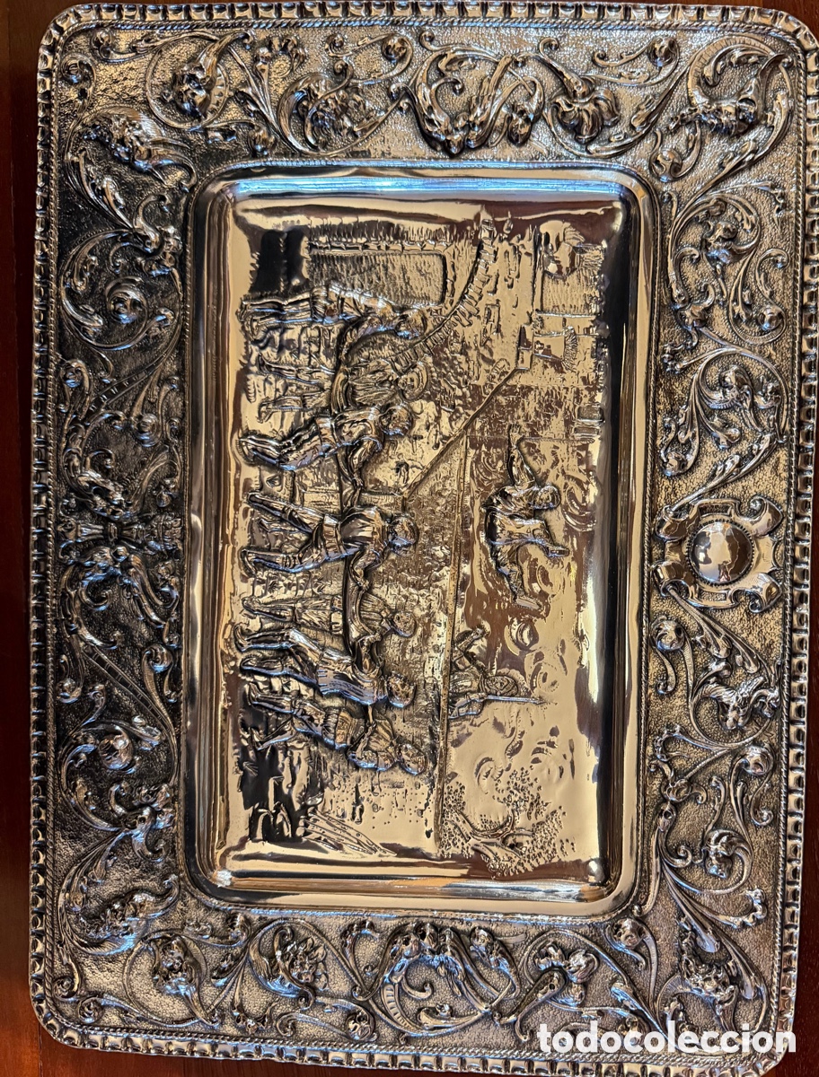 Antig&uuml;edades: Bandeja antigua de metal repujado