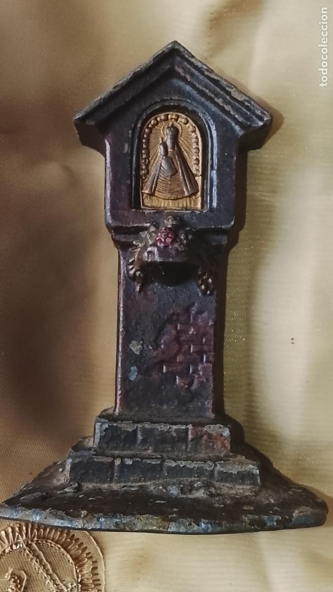 Antig&uuml;edades: ANTIGUA VIRGEN METAL CAPILLA DE CAMINOS 10 CM CALAMINA Y MEDALLA DE METAL