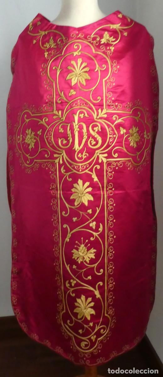 Antig&uuml;edades: ANTIGUA CASULLA DE SEDA BORDADA PPIO.S.XX
