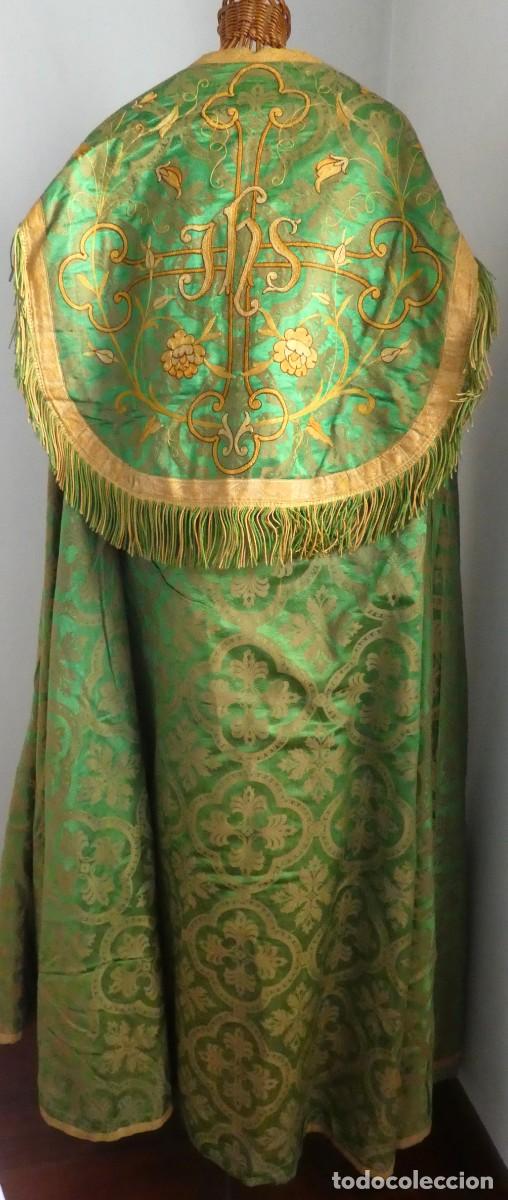 Antig&uuml;edades: ANTIGUA CAPA PLUVIAL SEDA BORDADA PPIO.S.XX