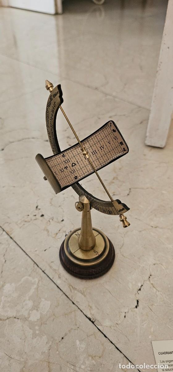 Antig&uuml;edades: Cuadrante solar ecuatorial bronce y madera - Foto 1