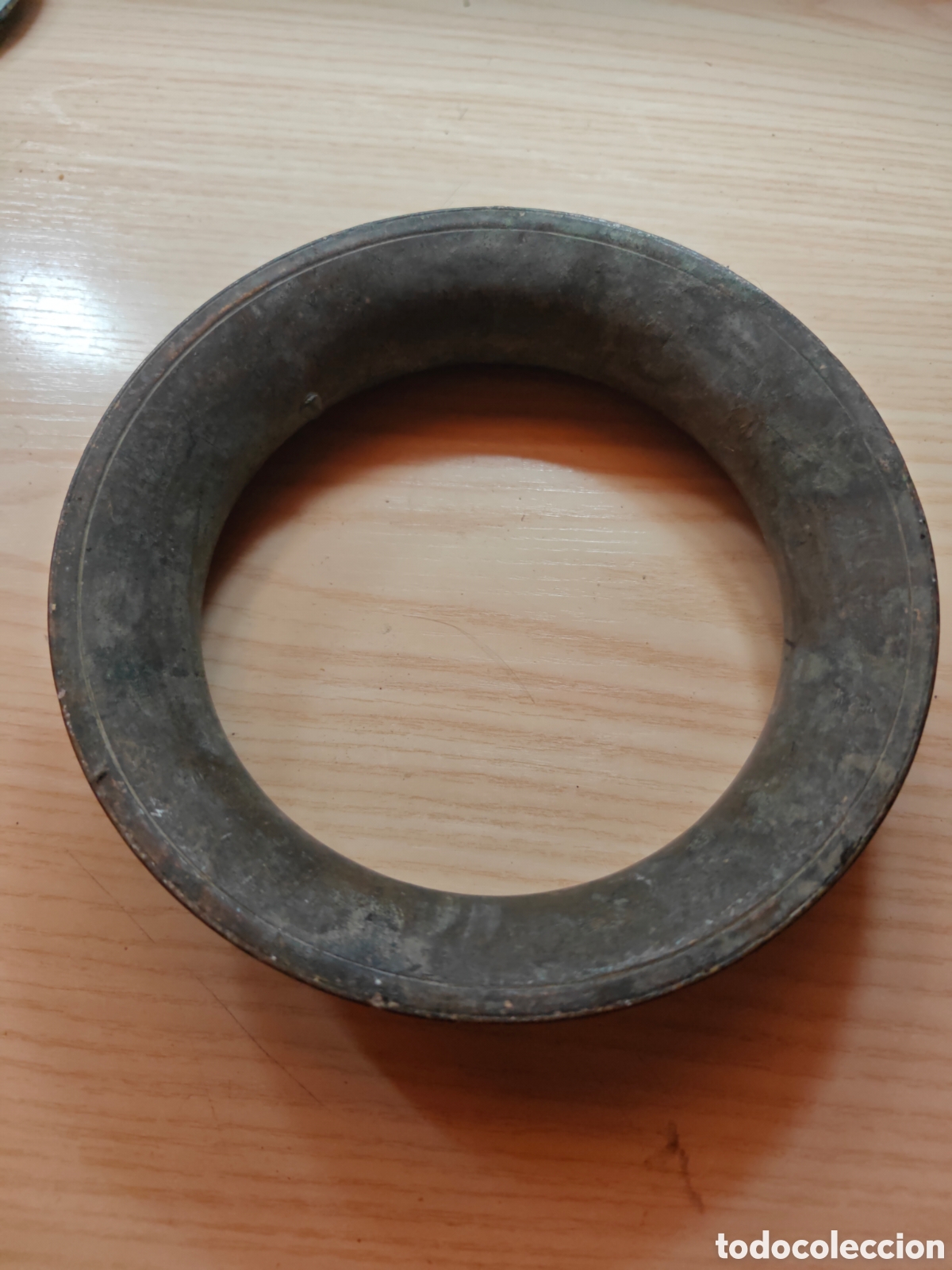 Antig&uuml;edades: Antiguo aro salvamanteles / posa-ollas en lat&oacute;n fundido - Soporte para pucheros S.XIX-XX