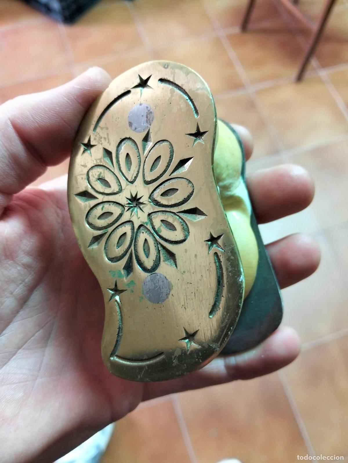 Antig&uuml;edades: Taba antigua, Gigante, de hueso, laton y hierro. Muy bonita. VISITA MI CATALOGO