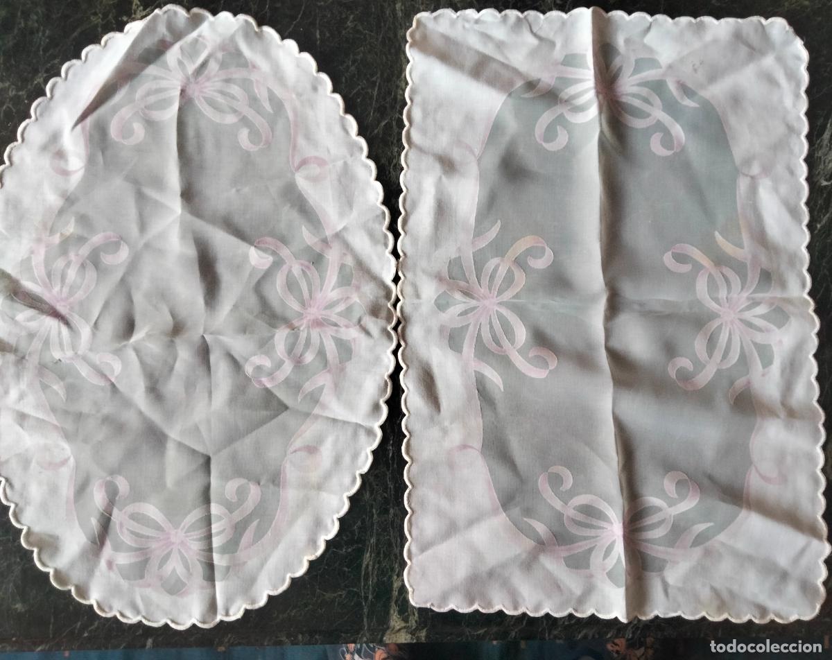 Antig&uuml;edades: Dos mantelitos estampados.