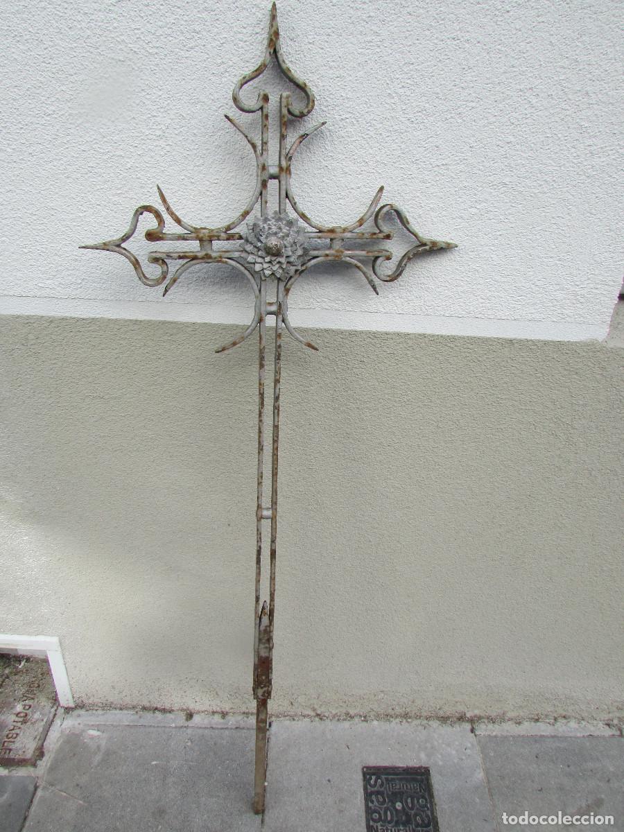 Antig&uuml;edades: Cruz fachada hierro forja herrero 1,20 metros . Portuguesa . Siglo XIX