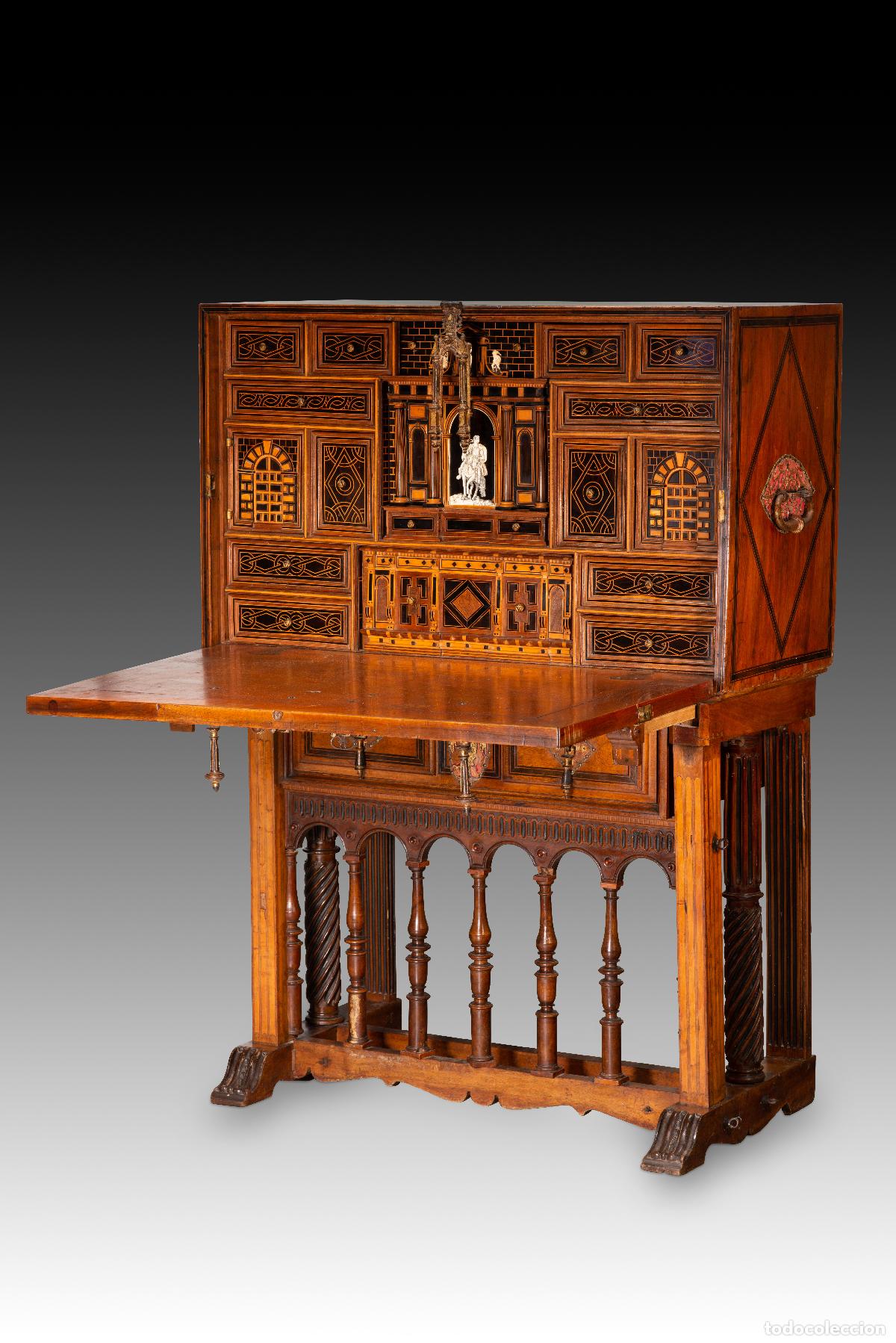 Antig&uuml;edades: Papelera o bargue&ntilde;o con pie de puente. Madera, hierro, bronce, etc. Escuela espa&ntilde;ola, ff XVI