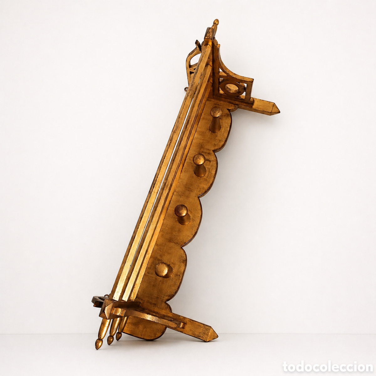 Antig&uuml;edades: Perchero y sombrero en pan de oro y madera