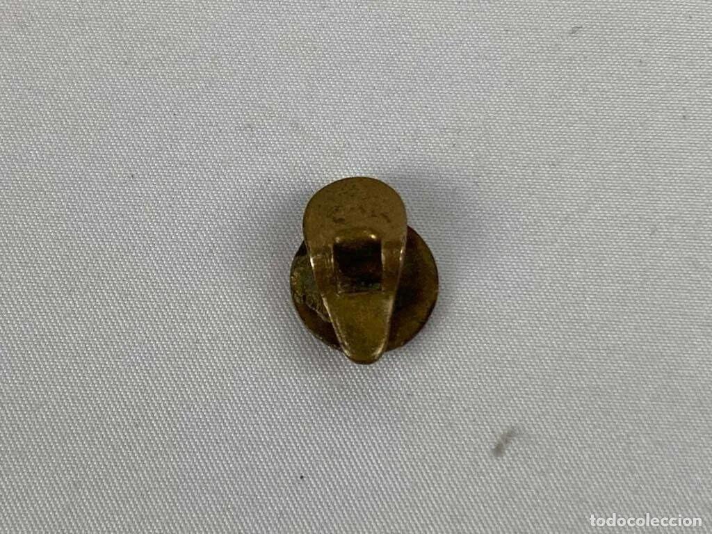 Antig&uuml;edades: Insignia solapa Cruz Roja - Foto 3