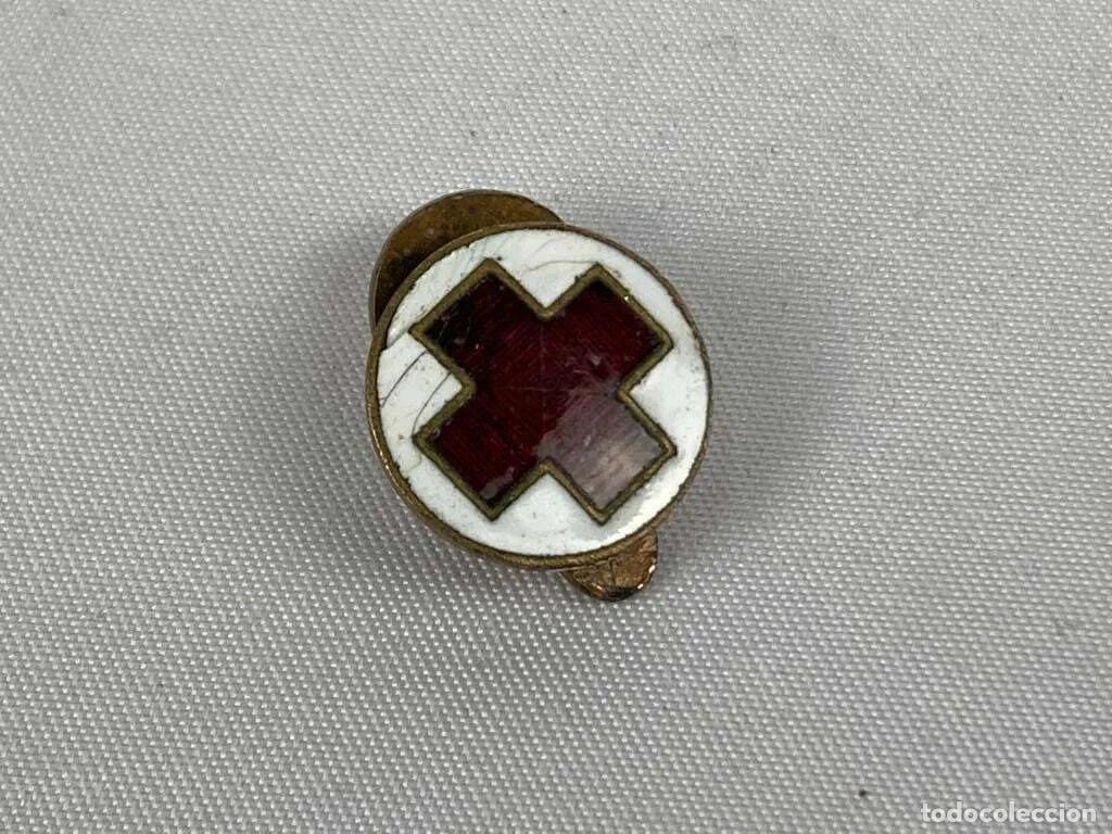 Antig&uuml;edades: Insignia solapa Cruz Roja - Foto 1