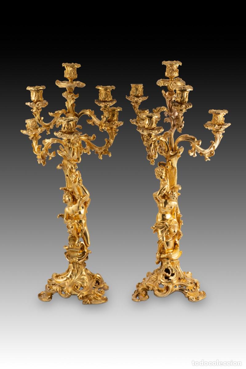 Antig&uuml;edades: Pareja de candelabros. Bronce sobredorado. Siglo XIX, siguiendo modelos franceses.