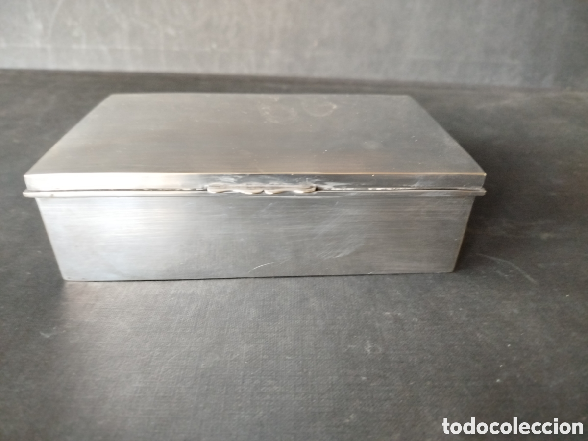 Antig&uuml;edades: CAJA PITILLERA DE METAL PLATEADO CON INTERIOR CHAPADO EN MADERA DE CEDRO.