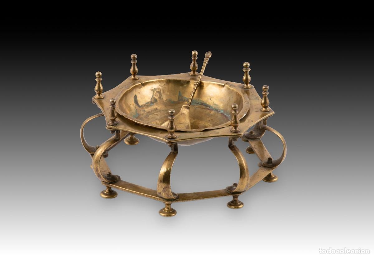 Antig&uuml;edades: Brasero de manos o de mesa. Bronce. Escuela espa&ntilde;ola, siglo XVII.