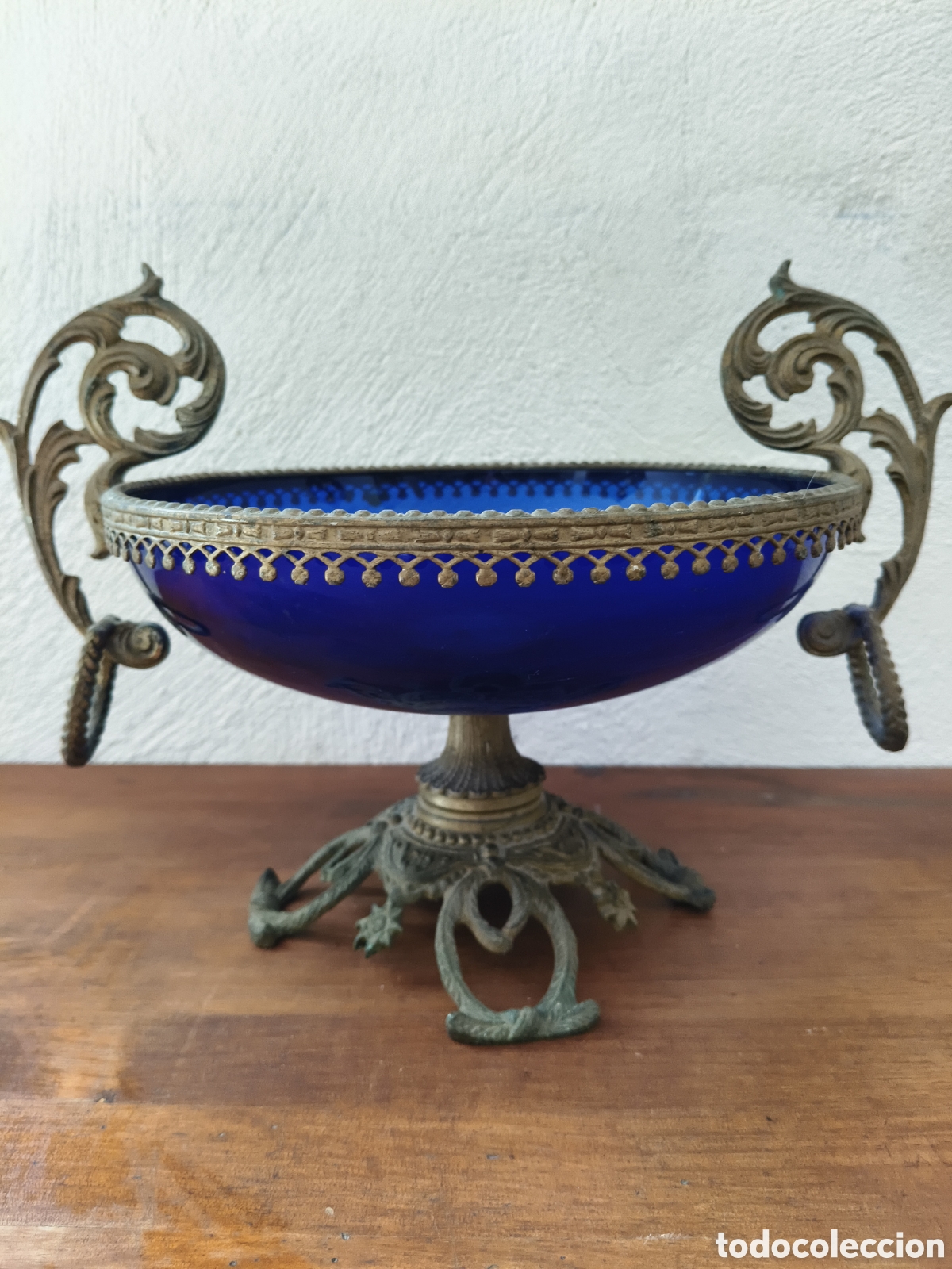 Antig&uuml;edades: Bonito centro de mesa de bronce y cristal azul