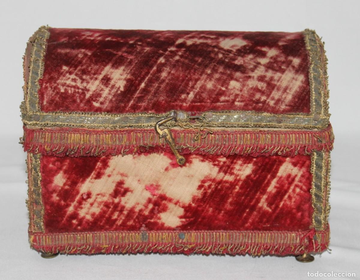 Antig&uuml;edades: Cofre joyero antiguo tapizado en terciopelo rojo y pasamaner&iacute;a. Isabelino. Siglo XIX