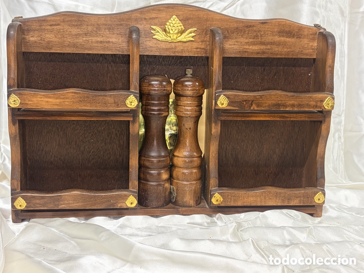 Antig&uuml;edades: Antigua estanter&iacute;a de madera para especias