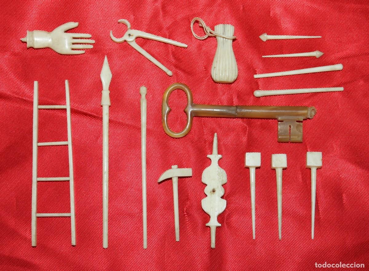 Antig&uuml;edades: Lote de miniaturas o amuletos tallados en hueso y una llave de asta. Siglo XIX