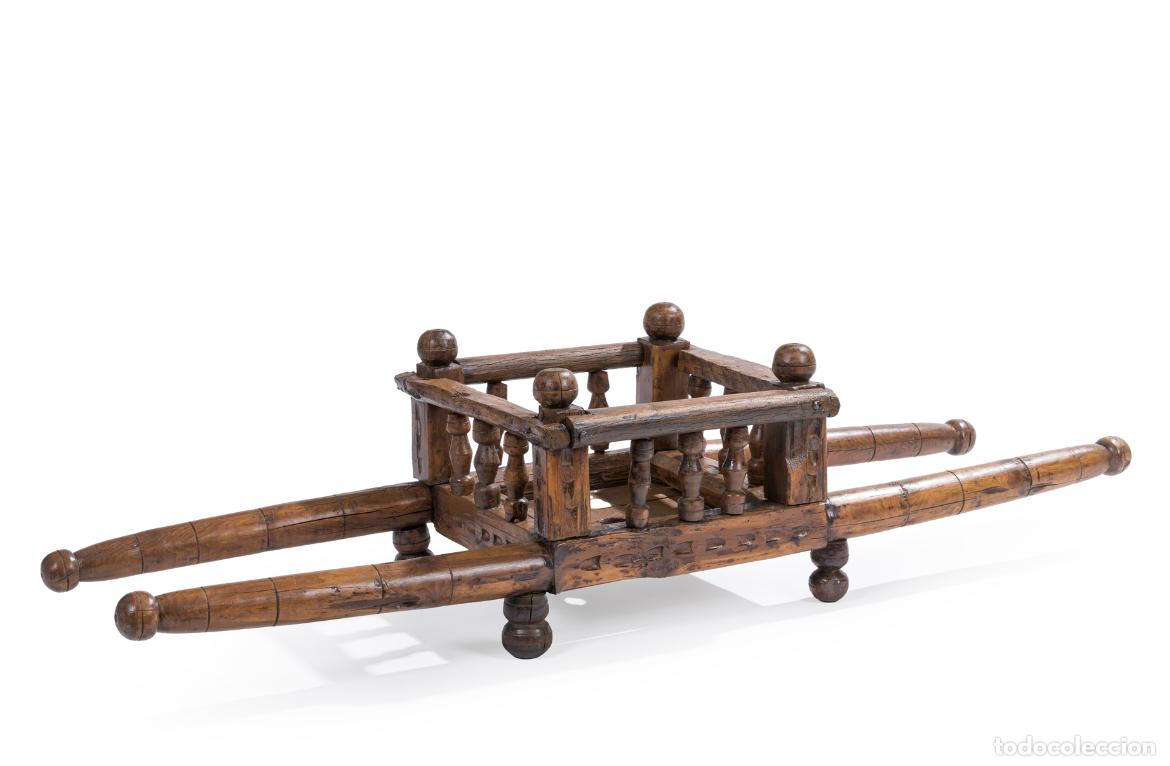 Antig&uuml;edades: Andas procesional en madera de noga tallada y torneada, S .XVIII