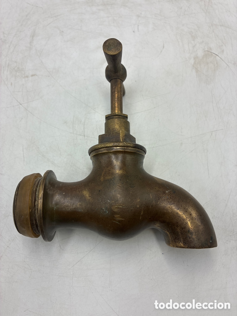 Antig&uuml;edades: Grifo de un gran tama&ntilde;o Bronce/Lat&oacute;n.