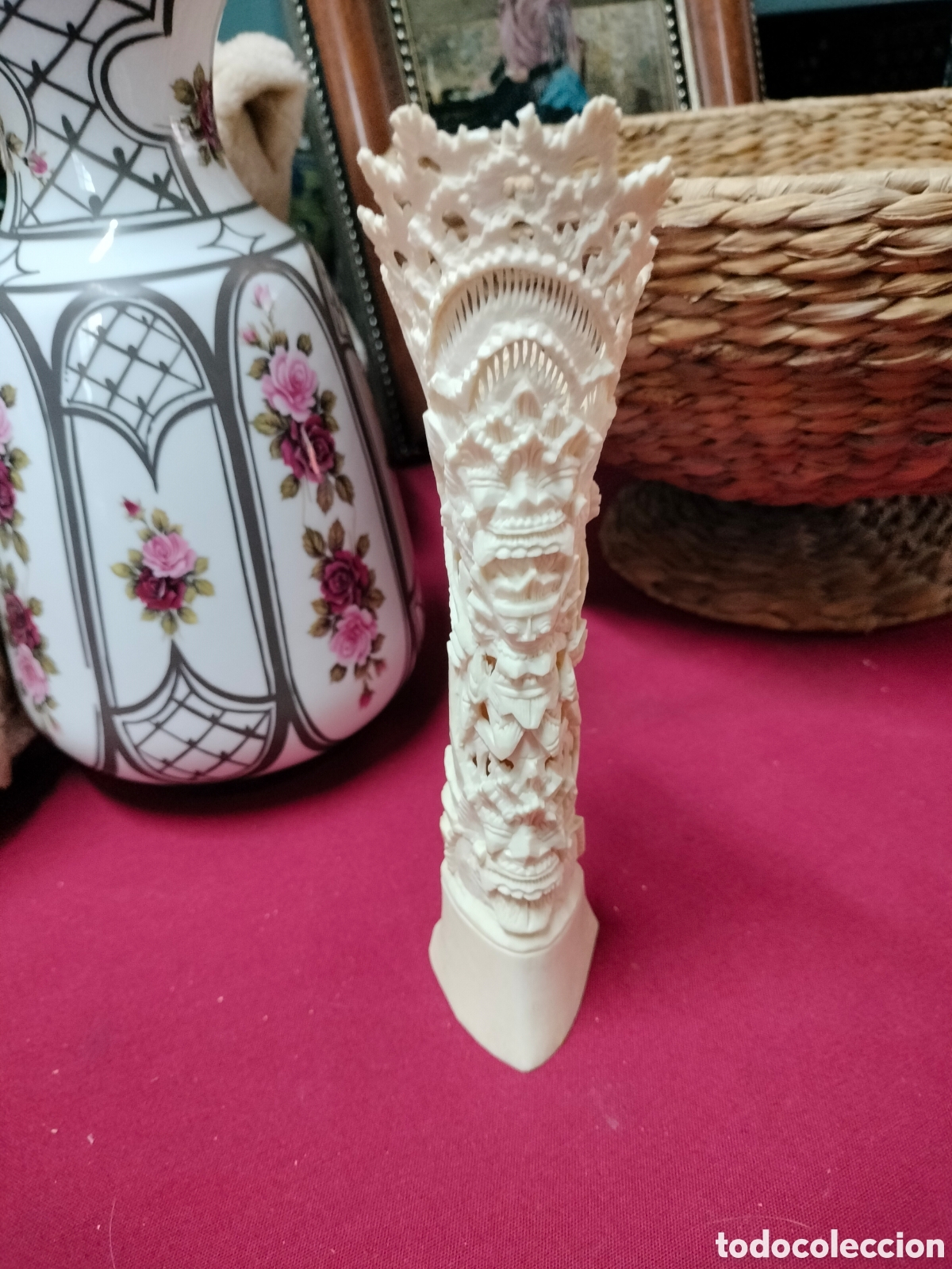 Antig&uuml;edades: Escultura de hueso tallado. Mediados siglo XX