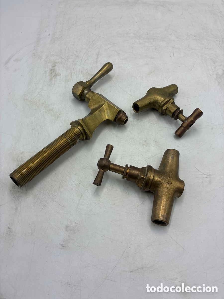 Antig&uuml;edades: Lote de tres grifos de bronce.