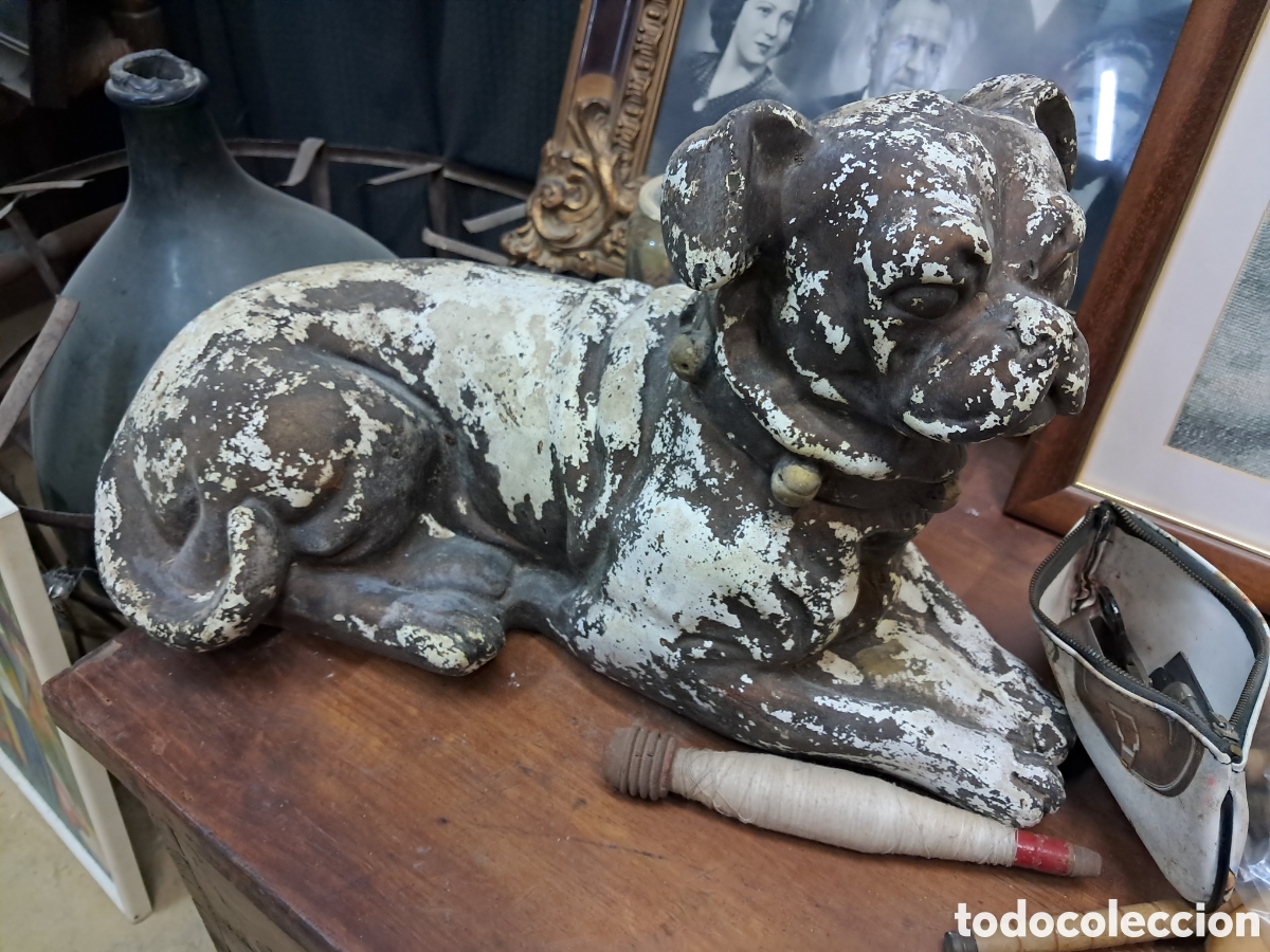Antig&uuml;edades: &nbsp;Gos bulldog ajagut, possiblement d'estil vintage o antic