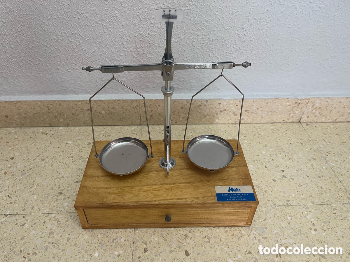 Antig&uuml;edades: BALANZA CON PESAS LABORATORIO