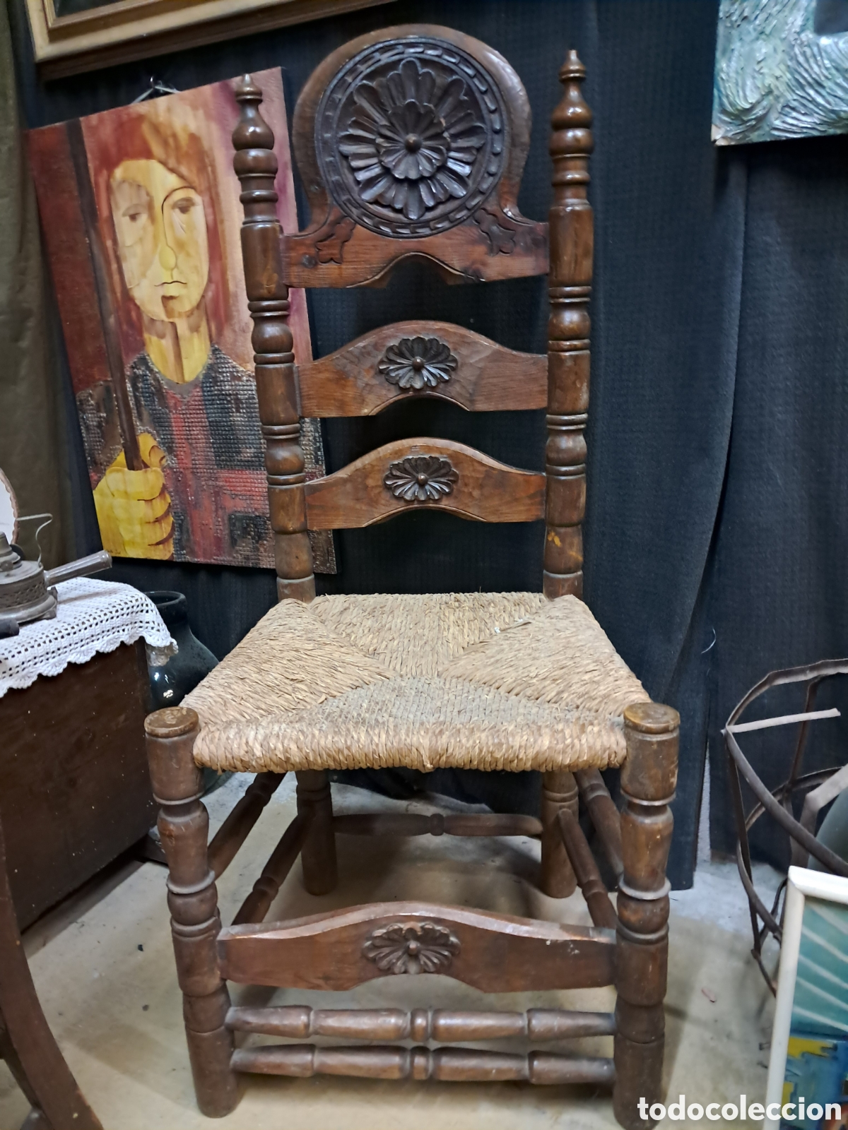 Antig&uuml;edades: Cadira r&uacute;stica antiga&nbsp;de fusta talladaXVIII-XIX