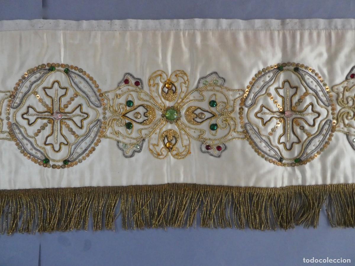 Antig&uuml;edades: ANTIGUO FRENTE DE ALTAR - SEDA BORDADA PPIO.S.XX