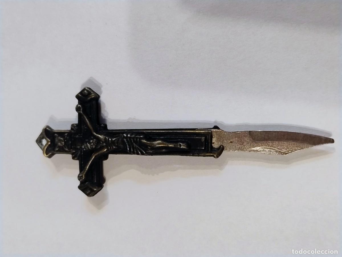 Antig&uuml;edades: Crucifijo con navaja denominado Matamonjas Objeto de colecci&oacute;n